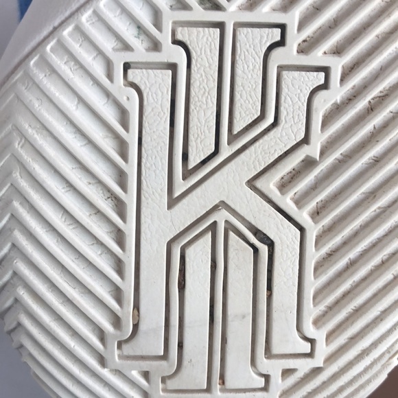 Nike kyrie GUC Sneakers silver white and blue Sz 8 - Picture 13 of 15